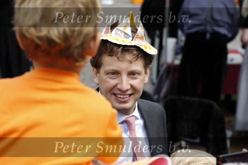 Wemeldinge/Middelburg  30 april 2010
Koningin Beatrix Prins Willem Alexander Prinses Maxima Prins Friso Prinses mabel Wisse Smit Prins Constantijn Prinses laurentien Pieter v Vollenhoven Prinses Margriet Prins Bernhard jr en Prinses Annette Prins Pieter Christiaan Prinses Anita Prins Floris en Prinses Aimee vieren koninginnedag.
Peter Smulders bv