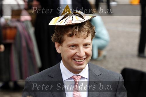 Wemeldinge/Middelburg  30 april 2010
Koningin Beatrix Prins Willem Alexander Prinses Maxima Prins Friso Prinses mabel Wisse Smit Prins Constantijn Prinses laurentien Pieter v Vollenhoven Prinses Margriet Prins Bernhard jr en Prinses Annette Prins Pieter Christiaan Prinses Anita Prins Floris en Prinses Aimee vieren koninginnedag.
Peter Smulders bv