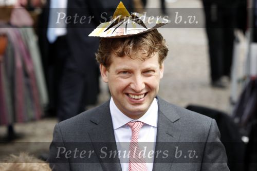 Wemeldinge/Middelburg  30 april 2010
Koningin Beatrix Prins Willem Alexander Prinses Maxima Prins Friso Prinses mabel Wisse Smit Prins Constantijn Prinses laurentien Pieter v Vollenhoven Prinses Margriet Prins Bernhard jr en Prinses Annette Prins Pieter Christiaan Prinses Anita Prins Floris en Prinses Aimee vieren koninginnedag.
Peter Smulders bv