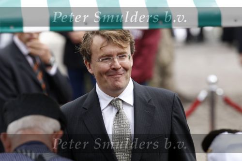 Wemeldinge/Middelburg  30 april 2010
Koningin Beatrix Prins Willem Alexander Prinses Maxima Prins Friso Prinses mabel Wisse Smit Prins Constantijn Prinses laurentien Pieter v Vollenhoven Prinses Margriet Prins Bernhard jr en Prinses Annette Prins Pieter Christiaan Prinses Anita Prins Floris en Prinses Aimee vieren koninginnedag.
Peter Smulders bv