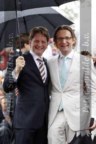 Wemeldinge/Middelburg  30 april 2010
Koningin Beatrix Prins Willem Alexander Prinses Maxima Prins Friso Prinses mabel Wisse Smit Prins Constantijn Prinses laurentien Pieter v Vollenhoven Prinses Margriet Prins Bernhard jr en Prinses Annette Prins Pieter Christiaan Prinses Anita Prins Floris en Prinses Aimee vieren koninginnedag.
Peter Smulders bv