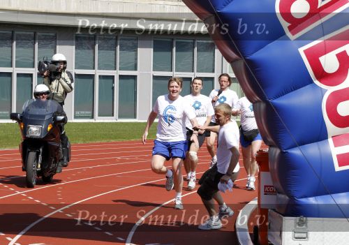 Amsterdam 18 april 2010
Prins Willem Alexander neemt deel aan Run for water vanuit het Olympisch stadion. PWA moet Antonie Kamerling ontwijken
Peter Smulders bv