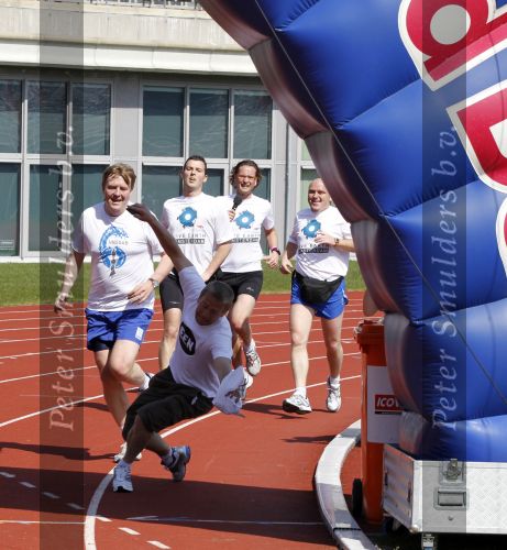 Amsterdam 18 april 2010
Prins Willem Alexander neemt deel aan Run for water vanuit het Olympisch stadion. PWA moet Antonie Kamerling ontwijken
Peter Smulders bv