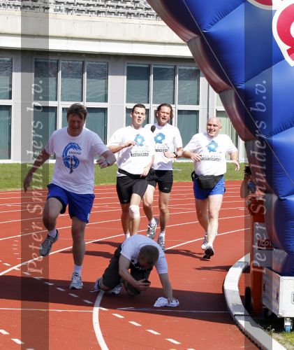 Amsterdam 18 april 2010
Prins Willem Alexander neemt deel aan Run for water vanuit het Olympisch stadion. PWA moet Antonie Kamerling ontwijken
Peter Smulders bv