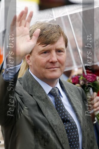 Wemeldinge/Middelburg  30 april 2010
Koningin Beatrix Prins Willem Alexander Prinses Maxima Prins Friso Prinses mabel Wisse Smit Prins Constantijn Prinses laurentien Pieter v Vollenhoven Prinses Margriet Prins Bernhard jr en Prinses Annette Prins Pieter Christiaan Prinses Anita Prins Floris en Prinses Aimee vieren koninginnedag.
Peter Smulders bv