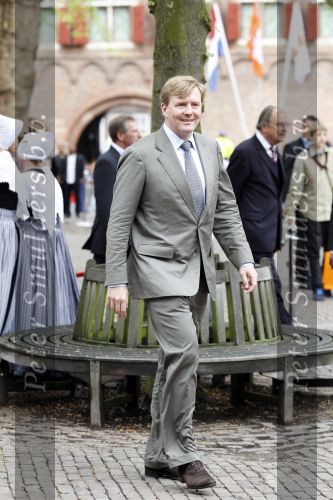 Wemeldinge/Middelburg  30 april 2010
Koningin Beatrix Prins Willem Alexander Prinses Maxima Prins Friso Prinses mabel Wisse Smit Prins Constantijn Prinses laurentien Pieter v Vollenhoven Prinses Margriet Prins Bernhard jr en Prinses Annette Prins Pieter Christiaan Prinses Anita Prins Floris en Prinses Aimee vieren koninginnedag.
Peter Smulders bv
