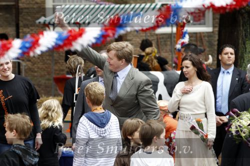 Wemeldinge/Middelburg  30 april 2010
Koningin Beatrix Prins Willem Alexander Prinses Maxima Prins Friso Prinses mabel Wisse Smit Prins Constantijn Prinses laurentien Pieter v Vollenhoven Prinses Margriet Prins Bernhard jr en Prinses Annette Prins Pieter Christiaan Prinses Anita Prins Floris en Prinses Aimee vieren koninginnedag.
Peter Smulders bv