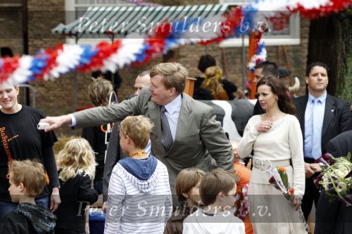 Wemeldinge/Middelburg  30 april 2010
Koningin Beatrix Prins Willem Alexander Prinses Maxima Prins Friso Prinses mabel Wisse Smit Prins Constantijn Prinses laurentien Pieter v Vollenhoven Prinses Margriet Prins Bernhard jr en Prinses Annette Prins Pieter Christiaan Prinses Anita Prins Floris en Prinses Aimee vieren koninginnedag.
Peter Smulders bv
