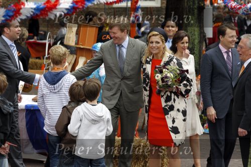 Wemeldinge/Middelburg  30 april 2010
Koningin Beatrix Prins Willem Alexander Prinses Maxima Prins Friso Prinses mabel Wisse Smit Prins Constantijn Prinses laurentien Pieter v Vollenhoven Prinses Margriet Prins Bernhard jr en Prinses Annette Prins Pieter Christiaan Prinses Anita Prins Floris en Prinses Aimee vieren koninginnedag.
Peter Smulders bv