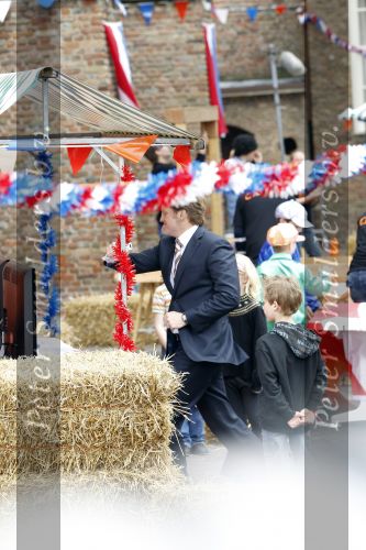 Wemeldinge/Middelburg  30 april 2010
Koningin Beatrix Prins Willem Alexander Prinses Maxima Prins Friso Prinses mabel Wisse Smit Prins Constantijn Prinses laurentien Pieter v Vollenhoven Prinses Margriet Prins Bernhard jr en Prinses Annette Prins Pieter Christiaan Prinses Anita Prins Floris en Prinses Aimee vieren koninginnedag.
Peter Smulders bv
