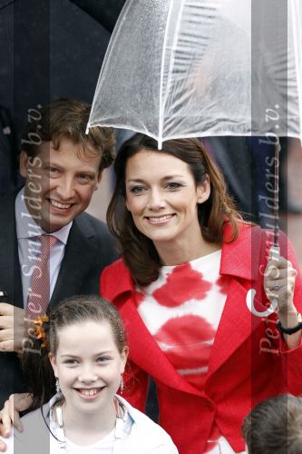 Wemeldinge/Middelburg  30 april 2010
Koningin Beatrix Prins Willem Alexander Prinses Maxima Prins Friso Prinses mabel Wisse Smit Prins Constantijn Prinses laurentien Pieter v Vollenhoven Prinses Margriet Prins Bernhard jr en Prinses Annette Prins Pieter Christiaan Prinses Anita Prins Floris en Prinses Aimee vieren koninginnedag.
Peter Smulders bv