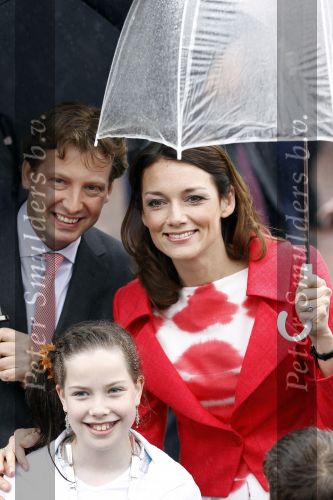 Wemeldinge/Middelburg  30 april 2010
Koningin Beatrix Prins Willem Alexander Prinses Maxima Prins Friso Prinses mabel Wisse Smit Prins Constantijn Prinses laurentien Pieter v Vollenhoven Prinses Margriet Prins Bernhard jr en Prinses Annette Prins Pieter Christiaan Prinses Anita Prins Floris en Prinses Aimee vieren koninginnedag.
Peter Smulders bv