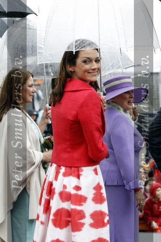 Wemeldinge/Middelburg  30 april 2010
Koningin Beatrix Prins Willem Alexander Prinses Maxima Prins Friso Prinses mabel Wisse Smit Prins Constantijn Prinses laurentien Pieter v Vollenhoven Prinses Margriet Prins Bernhard jr en Prinses Annette Prins Pieter Christiaan Prinses Anita Prins Floris en Prinses Aimee vieren koninginnedag.
Peter Smulders bv
