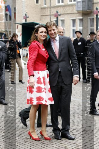 Wemeldinge/Middelburg  30 april 2010
Koningin Beatrix Prins Willem Alexander Prinses Maxima Prins Friso Prinses mabel Wisse Smit Prins Constantijn Prinses laurentien Pieter v Vollenhoven Prinses Margriet Prins Bernhard jr en Prinses Annette Prins Pieter Christiaan Prinses Anita Prins Floris en Prinses Aimee vieren koninginnedag.
Peter Smulders bv