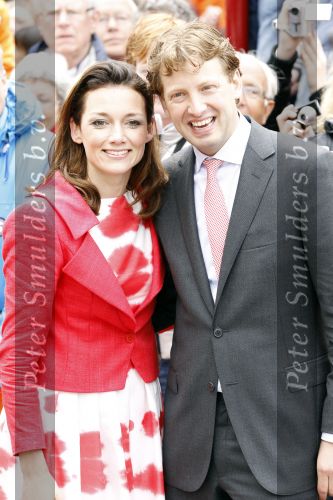 Wemeldinge/Middelburg  30 april 2010
Koningin Beatrix Prins Willem Alexander Prinses Maxima Prins Friso Prinses mabel Wisse Smit Prins Constantijn Prinses laurentien Pieter v Vollenhoven Prinses Margriet Prins Bernhard jr en Prinses Annette Prins Pieter Christiaan Prinses Anita Prins Floris en Prinses Aimee vieren koninginnedag.
Peter Smulders bv