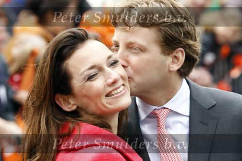 Wemeldinge/Middelburg  30 april 2010
Koningin Beatrix Prins Willem Alexander Prinses Maxima Prins Friso Prinses mabel Wisse Smit Prins Constantijn Prinses laurentien Pieter v Vollenhoven Prinses Margriet Prins Bernhard jr en Prinses Annette Prins Pieter Christiaan Prinses Anita Prins Floris en Prinses Aimee vieren koninginnedag.
Peter Smulders bv