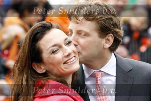 Wemeldinge/Middelburg  30 april 2010
Koningin Beatrix Prins Willem Alexander Prinses Maxima Prins Friso Prinses mabel Wisse Smit Prins Constantijn Prinses laurentien Pieter v Vollenhoven Prinses Margriet Prins Bernhard jr en Prinses Annette Prins Pieter Christiaan Prinses Anita Prins Floris en Prinses Aimee vieren koninginnedag.
Peter Smulders bv