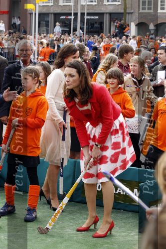 Wemeldinge/Middelburg  30 april 2010
Koningin Beatrix Prins Willem Alexander Prinses Maxima Prins Friso Prinses mabel Wisse Smit Prins Constantijn Prinses laurentien Pieter v Vollenhoven Prinses Margriet Prins Bernhard jr en Prinses Annette Prins Pieter Christiaan Prinses Anita Prins Floris en Prinses Aimee vieren koninginnedag.
Peter Smulders bv