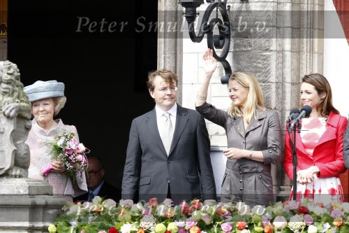 Wemeldinge/Middelburg  30 april 2010
Koningin Beatrix Prins Willem Alexander Prinses Maxima Prins Friso Prinses mabel Wisse Smit Prins Constantijn Prinses laurentien Pieter v Vollenhoven Prinses Margriet Prins Bernhard jr en Prinses Annette Prins Pieter Christiaan Prinses Anita Prins Floris en Prinses Aimee vieren koninginnedag.
Peter Smulders bv