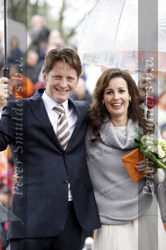 Wemeldinge/Middelburg  30 april 2010
Koningin Beatrix Prins Willem Alexander Prinses Maxima Prins Friso Prinses mabel Wisse Smit Prins Constantijn Prinses laurentien Pieter v Vollenhoven Prinses Margriet Prins Bernhard jr en Prinses Annette Prins Pieter Christiaan Prinses Anita Prins Floris en Prinses Aimee vieren koninginnedag.
Peter Smulders bv