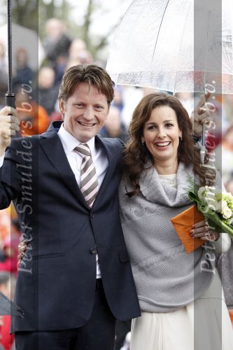 Wemeldinge/Middelburg  30 april 2010
Koningin Beatrix Prins Willem Alexander Prinses Maxima Prins Friso Prinses mabel Wisse Smit Prins Constantijn Prinses laurentien Pieter v Vollenhoven Prinses Margriet Prins Bernhard jr en Prinses Annette Prins Pieter Christiaan Prinses Anita Prins Floris en Prinses Aimee vieren koninginnedag.
Peter Smulders bv