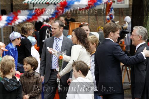 Wemeldinge/Middelburg  30 april 2010
Koningin Beatrix Prins Willem Alexander Prinses Maxima Prins Friso Prinses mabel Wisse Smit Prins Constantijn Prinses laurentien Pieter v Vollenhoven Prinses Margriet Prins Bernhard jr en Prinses Annette Prins Pieter Christiaan Prinses Anita Prins Floris en Prinses Aimee vieren koninginnedag.
Peter Smulders bv