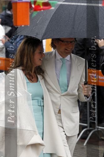 Wemeldinge/Middelburg  30 april 2010
Koningin Beatrix Prins Willem Alexander Prinses Maxima Prins Friso Prinses mabel Wisse Smit Prins Constantijn Prinses laurentien Pieter v Vollenhoven Prinses Margriet Prins Bernhard jr en Prinses Annette Prins Pieter Christiaan Prinses Anita Prins Floris en Prinses Aimee vieren koninginnedag.
Peter Smulders bv