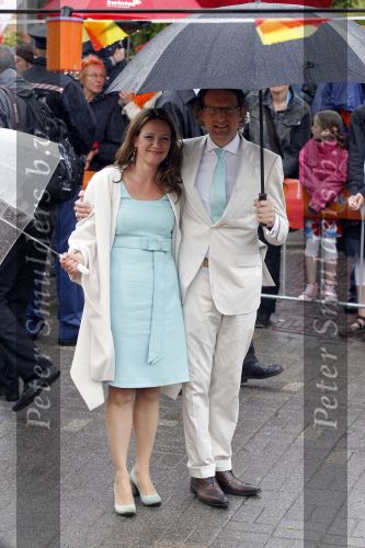 Wemeldinge/Middelburg  30 april 2010
Koningin Beatrix Prins Willem Alexander Prinses Maxima Prins Friso Prinses mabel Wisse Smit Prins Constantijn Prinses laurentien Pieter v Vollenhoven Prinses Margriet Prins Bernhard jr en Prinses Annette Prins Pieter Christiaan Prinses Anita Prins Floris en Prinses Aimee vieren koninginnedag.
Peter Smulders bv