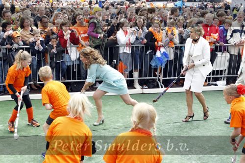 Wemeldinge/Middelburg  30 april 2010
Koningin Beatrix Prins Willem Alexander Prinses Maxima Prins Friso Prinses mabel Wisse Smit Prins Constantijn Prinses laurentien Pieter v Vollenhoven Prinses Margriet Prins Bernhard jr en Prinses Annette Prins Pieter Christiaan Prinses Anita Prins Floris en Prinses Aimee vieren koninginnedag.
Peter Smulders bv