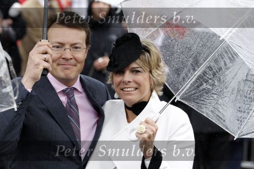 Wemeldinge/Middelburg  30 april 2010
Koningin Beatrix Prins Willem Alexander Prinses Maxima Prins Friso Prinses mabel Wisse Smit Prins Constantijn Prinses laurentien Pieter v Vollenhoven Prinses Margriet Prins Bernhard jr en Prinses Annette Prins Pieter Christiaan Prinses Anita Prins Floris en Prinses Aimee vieren koninginnedag.
Peter Smulders bv