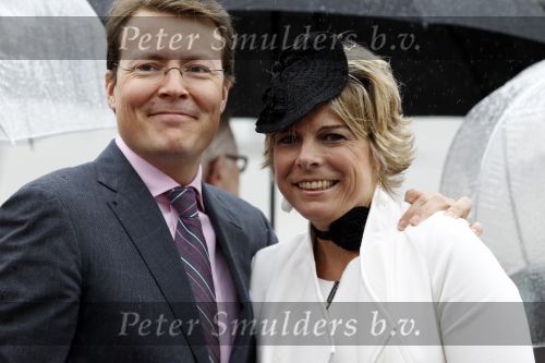 Wemeldinge/Middelburg  30 april 2010
Koningin Beatrix Prins Willem Alexander Prinses Maxima Prins Friso Prinses mabel Wisse Smit Prins Constantijn Prinses laurentien Pieter v Vollenhoven Prinses Margriet Prins Bernhard jr en Prinses Annette Prins Pieter Christiaan Prinses Anita Prins Floris en Prinses Aimee vieren koninginnedag.
Peter Smulders bv