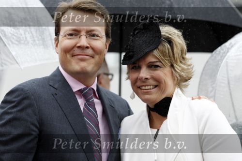 Wemeldinge/Middelburg  30 april 2010
Koningin Beatrix Prins Willem Alexander Prinses Maxima Prins Friso Prinses mabel Wisse Smit Prins Constantijn Prinses laurentien Pieter v Vollenhoven Prinses Margriet Prins Bernhard jr en Prinses Annette Prins Pieter Christiaan Prinses Anita Prins Floris en Prinses Aimee vieren koninginnedag.
Peter Smulders bv