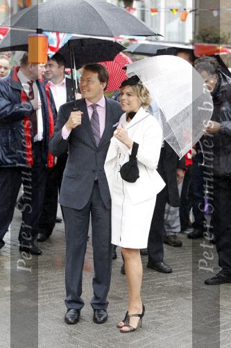 Wemeldinge/Middelburg  30 april 2010
Koningin Beatrix Prins Willem Alexander Prinses Maxima Prins Friso Prinses mabel Wisse Smit Prins Constantijn Prinses laurentien Pieter v Vollenhoven Prinses Margriet Prins Bernhard jr en Prinses Annette Prins Pieter Christiaan Prinses Anita Prins Floris en Prinses Aimee vieren koninginnedag.
Peter Smulders bv