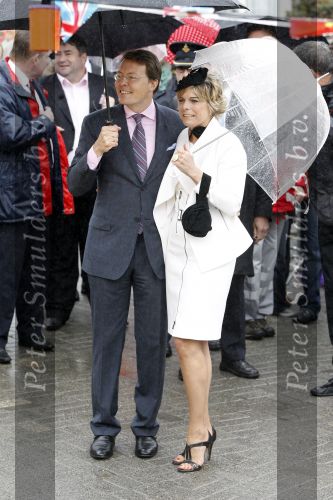 Wemeldinge/Middelburg  30 april 2010
Koningin Beatrix Prins Willem Alexander Prinses Maxima Prins Friso Prinses mabel Wisse Smit Prins Constantijn Prinses laurentien Pieter v Vollenhoven Prinses Margriet Prins Bernhard jr en Prinses Annette Prins Pieter Christiaan Prinses Anita Prins Floris en Prinses Aimee vieren koninginnedag.
Peter Smulders bv