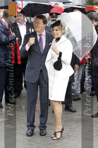 Wemeldinge/Middelburg  30 april 2010
Koningin Beatrix Prins Willem Alexander Prinses Maxima Prins Friso Prinses mabel Wisse Smit Prins Constantijn Prinses laurentien Pieter v Vollenhoven Prinses Margriet Prins Bernhard jr en Prinses Annette Prins Pieter Christiaan Prinses Anita Prins Floris en Prinses Aimee vieren koninginnedag.
Peter Smulders bv