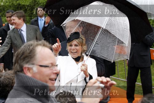 Wemeldinge/Middelburg  30 april 2010
Koningin Beatrix Prins Willem Alexander Prinses Maxima Prins Friso Prinses mabel Wisse Smit Prins Constantijn Prinses laurentien Pieter v Vollenhoven Prinses Margriet Prins Bernhard jr en Prinses Annette Prins Pieter Christiaan Prinses Anita Prins Floris en Prinses Aimee vieren koninginnedag.
Peter Smulders bv