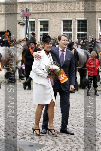 Wemeldinge/Middelburg  30 april 2010
Koningin Beatrix Prins Willem Alexander Prinses Maxima Prins Friso Prinses mabel Wisse Smit Prins Constantijn Prinses laurentien Pieter v Vollenhoven Prinses Margriet Prins Bernhard jr en Prinses Annette Prins Pieter Christiaan Prinses Anita Prins Floris en Prinses Aimee vieren koninginnedag.
Peter Smulders bv