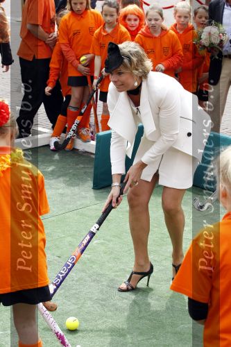Wemeldinge/Middelburg  30 april 2010
Koningin Beatrix Prins Willem Alexander Prinses Maxima Prins Friso Prinses mabel Wisse Smit Prins Constantijn Prinses laurentien Pieter v Vollenhoven Prinses Margriet Prins Bernhard jr en Prinses Annette Prins Pieter Christiaan Prinses Anita Prins Floris en Prinses Aimee vieren koninginnedag.
Peter Smulders bv