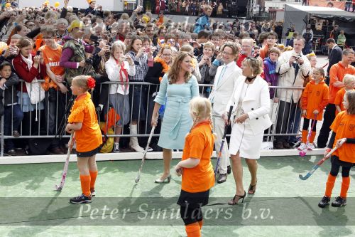 Wemeldinge/Middelburg  30 april 2010
Koningin Beatrix Prins Willem Alexander Prinses Maxima Prins Friso Prinses mabel Wisse Smit Prins Constantijn Prinses laurentien Pieter v Vollenhoven Prinses Margriet Prins Bernhard jr en Prinses Annette Prins Pieter Christiaan Prinses Anita Prins Floris en Prinses Aimee vieren koninginnedag.
Peter Smulders bv