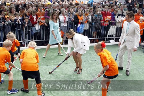 Wemeldinge/Middelburg  30 april 2010
Koningin Beatrix Prins Willem Alexander Prinses Maxima Prins Friso Prinses mabel Wisse Smit Prins Constantijn Prinses laurentien Pieter v Vollenhoven Prinses Margriet Prins Bernhard jr en Prinses Annette Prins Pieter Christiaan Prinses Anita Prins Floris en Prinses Aimee vieren koninginnedag.
Peter Smulders bv