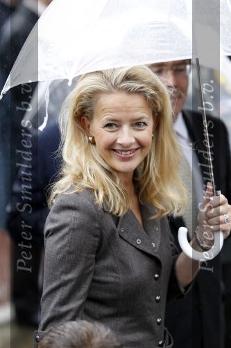 Wemeldinge/Middelburg  30 april 2010
Koningin Beatrix Prins Willem Alexander Prinses Maxima Prins Friso Prinses mabel Wisse Smit Prins Constantijn Prinses laurentien Pieter v Vollenhoven Prinses Margriet Prins Bernhard jr en Prinses Annette Prins Pieter Christiaan Prinses Anita Prins Floris en Prinses Aimee vieren koninginnedag.
Peter Smulders bv