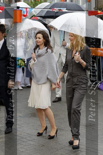 Wemeldinge/Middelburg  30 april 2010
Koningin Beatrix Prins Willem Alexander Prinses Maxima Prins Friso Prinses mabel Wisse Smit Prins Constantijn Prinses laurentien Pieter v Vollenhoven Prinses Margriet Prins Bernhard jr en Prinses Annette Prins Pieter Christiaan Prinses Anita Prins Floris en Prinses Aimee vieren koninginnedag.
Peter Smulders bv