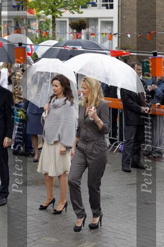 Wemeldinge/Middelburg  30 april 2010
Koningin Beatrix Prins Willem Alexander Prinses Maxima Prins Friso Prinses mabel Wisse Smit Prins Constantijn Prinses laurentien Pieter v Vollenhoven Prinses Margriet Prins Bernhard jr en Prinses Annette Prins Pieter Christiaan Prinses Anita Prins Floris en Prinses Aimee vieren koninginnedag.
Peter Smulders bv