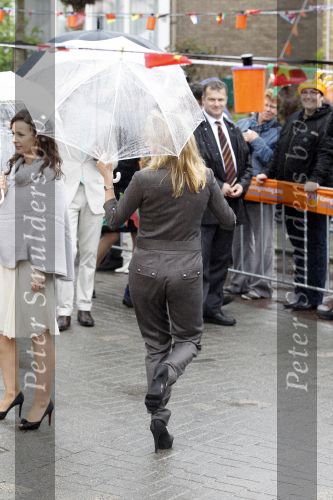 Wemeldinge/Middelburg  30 april 2010
Koningin Beatrix Prins Willem Alexander Prinses Maxima Prins Friso Prinses mabel Wisse Smit Prins Constantijn Prinses laurentien Pieter v Vollenhoven Prinses Margriet Prins Bernhard jr en Prinses Annette Prins Pieter Christiaan Prinses Anita Prins Floris en Prinses Aimee vieren koninginnedag.
Peter Smulders bv