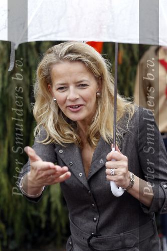 Wemeldinge/Middelburg  30 april 2010
Koningin Beatrix Prins Willem Alexander Prinses Maxima Prins Friso Prinses mabel Wisse Smit Prins Constantijn Prinses laurentien Pieter v Vollenhoven Prinses Margriet Prins Bernhard jr en Prinses Annette Prins Pieter Christiaan Prinses Anita Prins Floris en Prinses Aimee vieren koninginnedag.
Peter Smulders bv