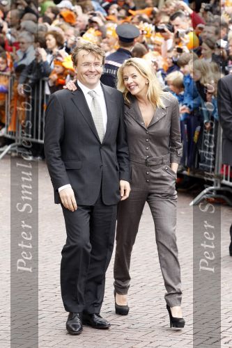 Wemeldinge/Middelburg  30 april 2010
Koningin Beatrix Prins Willem Alexander Prinses Maxima Prins Friso Prinses mabel Wisse Smit Prins Constantijn Prinses laurentien Pieter v Vollenhoven Prinses Margriet Prins Bernhard jr en Prinses Annette Prins Pieter Christiaan Prinses Anita Prins Floris en Prinses Aimee vieren koninginnedag.
Peter Smulders bv