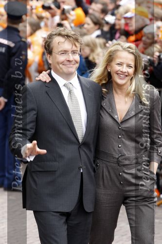 Wemeldinge/Middelburg  30 april 2010
Koningin Beatrix Prins Willem Alexander Prinses Maxima Prins Friso Prinses mabel Wisse Smit Prins Constantijn Prinses laurentien Pieter v Vollenhoven Prinses Margriet Prins Bernhard jr en Prinses Annette Prins Pieter Christiaan Prinses Anita Prins Floris en Prinses Aimee vieren koninginnedag.
Peter Smulders bv