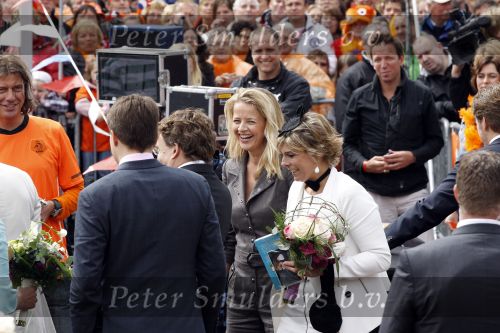 Wemeldinge/Middelburg  30 april 2010
Koningin Beatrix Prins Willem Alexander Prinses Maxima Prins Friso Prinses mabel Wisse Smit Prins Constantijn Prinses laurentien Pieter v Vollenhoven Prinses Margriet Prins Bernhard jr en Prinses Annette Prins Pieter Christiaan Prinses Anita Prins Floris en Prinses Aimee vieren koninginnedag.
Peter Smulders bv