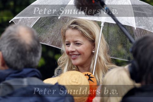 Wemeldinge/Middelburg  30 april 2010
Koningin Beatrix Prins Willem Alexander Prinses Maxima Prins Friso Prinses mabel Wisse Smit Prins Constantijn Prinses laurentien Pieter v Vollenhoven Prinses Margriet Prins Bernhard jr en Prinses Annette Prins Pieter Christiaan Prinses Anita Prins Floris en Prinses Aimee vieren koninginnedag.
Peter Smulders bv