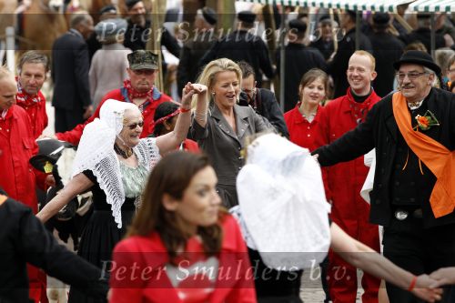 Wemeldinge/Middelburg  30 april 2010
Koningin Beatrix Prins Willem Alexander Prinses Maxima Prins Friso Prinses mabel Wisse Smit Prins Constantijn Prinses laurentien Pieter v Vollenhoven Prinses Margriet Prins Bernhard jr en Prinses Annette Prins Pieter Christiaan Prinses Anita Prins Floris en Prinses Aimee vieren koninginnedag.
Peter Smulders bv
